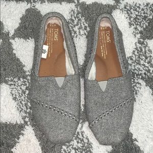 gray toms size 7.5